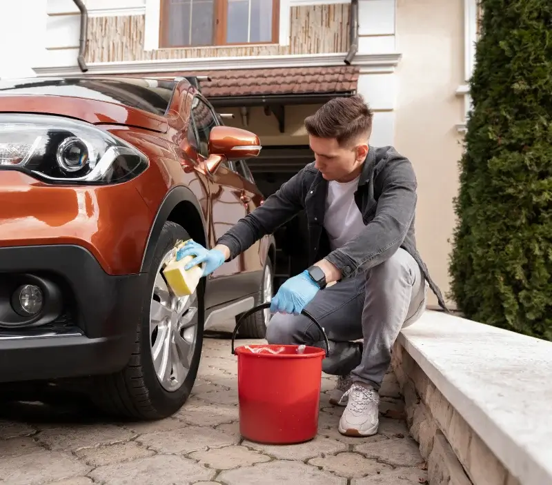 Lavage auto à domicile Frières-Faillouël : professionnel intervenant sur un véhicule